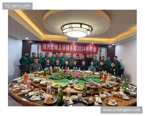 老男人与足球明星的珍贵合影记录岁月的风采与激情