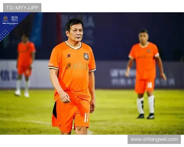 足球场上的白色闪耀明星揭示他们的光辉与成就