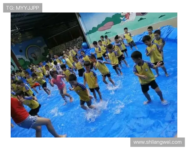 足球明星挑战翻瓶子游戏精彩瞬间集锦引发热议与欢笑